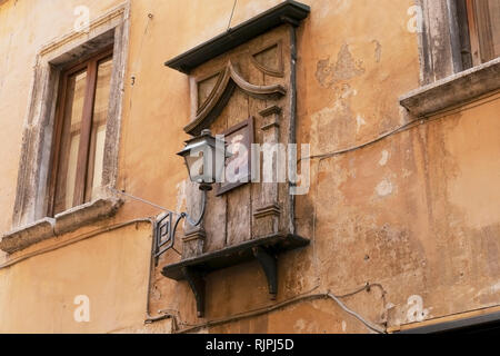 Madonna avec lanterne remorqué jusqu'à une maison de la vieille ville de Rome, Italie Banque D'Images