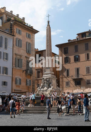 L'Obelisco Macuteo ou Obelisco del Pantheon est un obélisque à Rome, sur la Piazza della Rotonda en face du Panthéon, Italie Banque D'Images