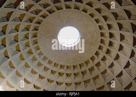 Vue sur le dôme du Panthéon, une église dédiée à l'église, santa maria ad martires, Rome, Italie Banque D'Images