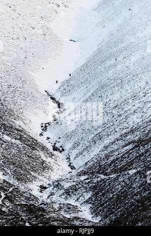 Les grimpeurs en ordre décroissant Cairngorm Mountain en Ecosse. Banque D'Images