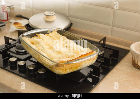 Lasagne fraîche extrait du four dans un récipient en verre Banque D'Images