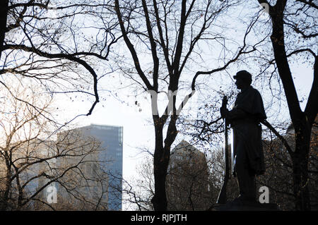 Figure d'ombre du monument commémoratif du septième Régiment créé par John Quincy Adams Ward, d'après la conception de Richard Morris Hunt à Central Park à New York. Banque D'Images