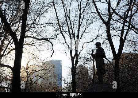 Figure d'ombre du monument commémoratif du septième Régiment créé par John Quincy Adams Ward, d'après la conception de Richard Morris Hunt à Central Park à New York. Banque D'Images