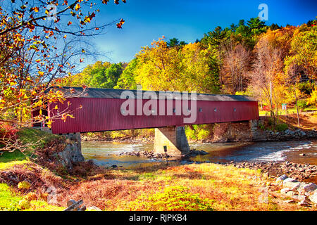 Un célèbre west cornwall pont fleuri enjambant la rivière Houstanic dans le Connecticut au cours de la nouvelle Angleterre de l'automne. Banque D'Images