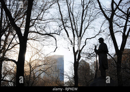 Figure d'ombre du monument commémoratif du septième Régiment créé par John Quincy Adams Ward, d'après la conception de Richard Morris Hunt à Central Park à New York. Banque D'Images