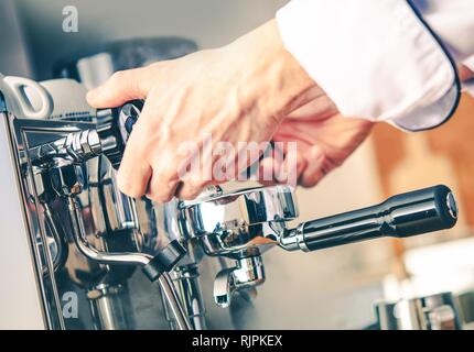Faire Barista Expresso frais à l'aide de style classique, d''une cafetière. Banque D'Images