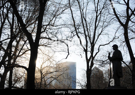 Figure d'ombre du monument commémoratif du septième Régiment créé par John Quincy Adams Ward, d'après la conception de Richard Morris Hunt à Central Park à New York. Banque D'Images