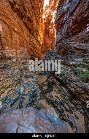 Randonnées sur la main courante piscine dans le weano gorge située dans le parc national de Karijini, Australie occidentale Banque D'Images