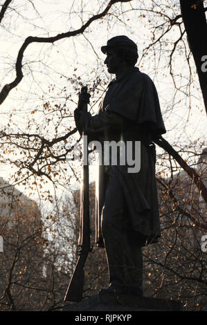 Figure d'ombre du monument commémoratif du septième Régiment créé par John Quincy Adams Ward, d'après la conception de Richard Morris Hunt à Central Park à New York. Banque D'Images