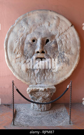 Bouche de la vérité, la Bocca della Verita, un masque de marbre dans le portique de l'église Santa Maria in Cosmedin, Rome, Italie Banque D'Images