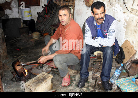 Les métallurgistes de leur atelier à la place el Seffarine, Médina de Fes el Bali, FES, Maroc Banque D'Images