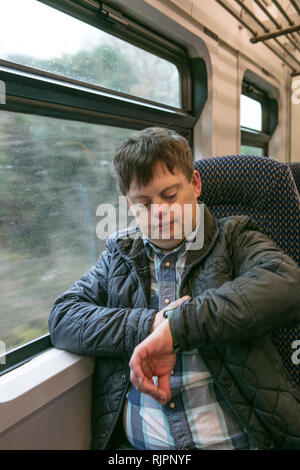 L'homme avec le syndrome de contrôle de temps sur le train Banque D'Images