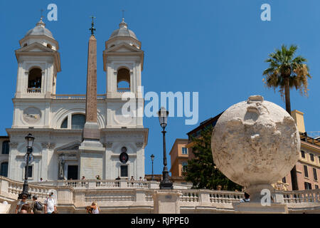 Eglise de la Santissima Trinita dei Monti, Trinita dei Monti, un Romean titulaire de la fin de la Renaissance catholique, l'église et de l'obélisque obélisque Sallustiano Banque D'Images