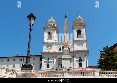 Eglise de la Santissima Trinita dei Monti, Trinita dei Monti, un Romean titulaire de la fin de la Renaissance catholique, l'église et de l'obélisque obélisque Sallustiano Banque D'Images