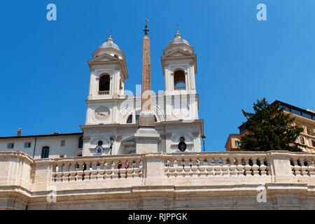 Eglise de la Santissima Trinita dei Monti, Trinita dei Monti, un Romean titulaire de la fin de la Renaissance catholique, l'église et de l'obélisque obélisque Sallustiano Banque D'Images