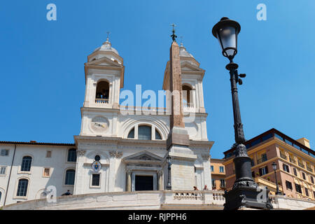 Eglise de la Santissima Trinita dei Monti, Trinita dei Monti, un Romean titulaire de la fin de la Renaissance catholique, l'église et de l'obélisque obélisque Sallustiano Banque D'Images