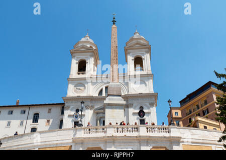 Eglise de la Santissima Trinita dei Monti, Trinita dei Monti, un Romean titulaire de la fin de la Renaissance catholique, l'église et de l'obélisque obélisque Sallustiano Banque D'Images