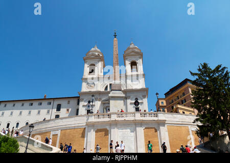 Eglise de la Santissima Trinita dei Monti, Trinita dei Monti, un Romean titulaire de la fin de la Renaissance catholique, l'église et de l'obélisque obélisque Sallustiano Banque D'Images