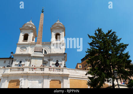 Eglise de la Santissima Trinita dei Monti, Trinita dei Monti, un Romean titulaire de la fin de la Renaissance catholique, l'église et de l'obélisque obélisque Sallustiano Banque D'Images