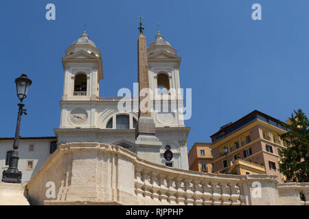 Eglise de la Santissima Trinita dei Monti, Trinita dei Monti, un Romean titulaire de la fin de la Renaissance catholique, l'église et de l'obélisque obélisque Sallustiano Banque D'Images