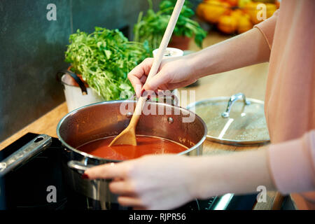 Soupe de tomate cuisine femme dans la cuisine Banque D'Images