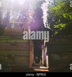 Bee fumeur sur beehive in farm, Ural, le Bachkortostan, Russie Banque D'Images