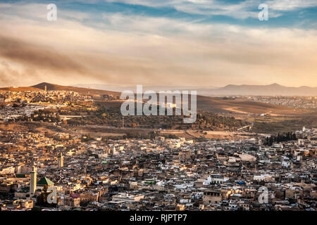 Paysage urbain et les montagnes lointaines, elevated view, Fes, Maroc Banque D'Images