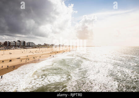Vue sur la côte et la plage de Scheveningen pier, Hollande méridionale, Pays-Bas Banque D'Images