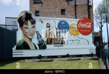 Classic Coca Cola billboard en Angleterre vers 1960 Banque D'Images