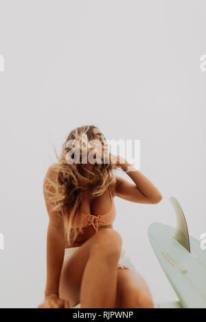 Les jeunes filles en bikini à surfer Beach, Californie, Etats-Unis, Jalama Banque D'Images