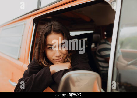 Jeune femme à partir de la fenêtre du véhicule récréatif, portrait, Californie, Etats-Unis, Jalama Banque D'Images