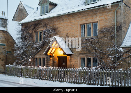 Cotswold cottage dans la rue de Sherborne en Bourton sur l'eau tôt le matin de la neige. Kingham, Cotswolds, Gloucestershire, Angleterre Banque D'Images