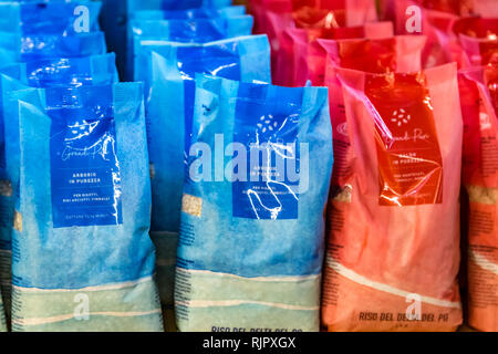 Bologne, Italie - 16 décembre 2018 : lumières sont révélatrices des sacs de riz arborio et baldo à vendre à FICO Eataly, le plus grand du monde agroalimentaire gastronomique foo Banque D'Images