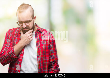 Hipster Young caucasian man wearing glasses sur fond isolé à la pensée fatigué et ennuyé par la dépression Les problèmes avec les bras croisés. Banque D'Images