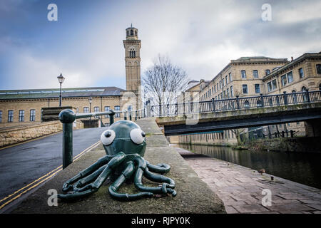 Illustration de la pieuvre Leeds et Liverpool Canal, Saltaire, Bradford, UNESCO World Heritage site, Bradford, West Yorkshire, Angleterre. Banque D'Images