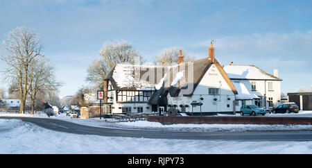 Le Red Lion Pub dans la neige à Avebury, Wiltshire, Angleterre. Vue panoramique Banque D'Images