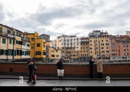 Deux messieurs habillés avec élégance engagé la conversation sur les rives du fleuve Arno Florence Italie Banque D'Images