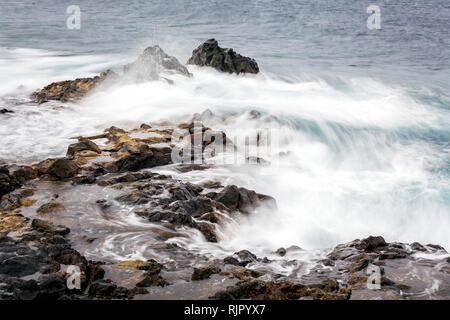 Une mer tourbillonnant autour de rochers sur la côte est de Tenerife, Canaries, Espagne Banque D'Images