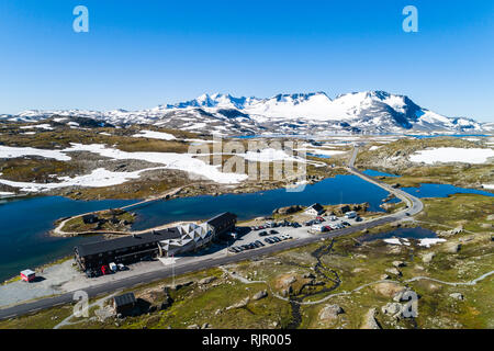 Centre de ski au bord du lac entouré de paysage sauvage et les montagnes, vue, drone Sognefjell, Jotunheimen, Norvège, Europe Banque D'Images