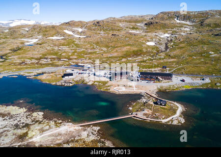 Centre de ski au bord du lac entouré de paysage sauvage et les montagnes, vue, drone lointain Sognefjell, Jotunheimen, Norvège, Europe Banque D'Images