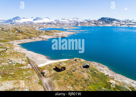 Cabanes en bois par de vastes lacs et montagnes, vue aérienne, Sognefjell, Jotunheimen, Norvège, Europe Banque D'Images