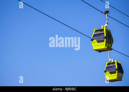 Sur la ligne de funiculaire isolés dans Ciel bleu avec soleil qui brille sur le côté Banque D'Images