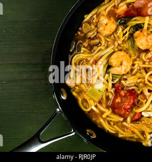 Langoustines et les nouilles chinoise d'être cuit dans un wok Banque D'Images