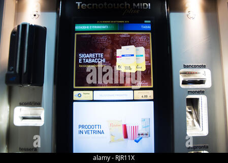 Distributeur automatique de cigarettes. Banque D'Images