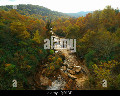 Vue aérienne du cimetière de drones champs et des chutes d'en automne / fall foliage. Blue Ridge dans les montagnes des Appalaches près de Asheville, Caroline du Nord. Banque D'Images