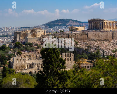 Vue panoramique d'Athènes et l'Acropole tourné à partir de la colline des Muses à claire journée d'été Banque D'Images