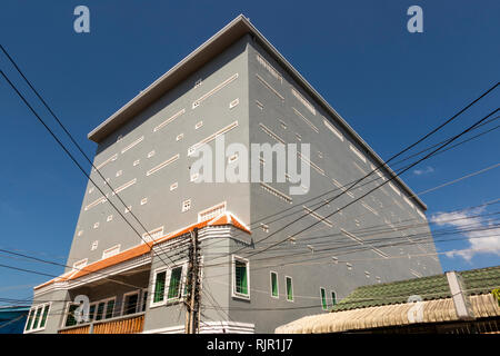 Cambodge, Preah Koh Kong, du centre-ville, à trois étages de hauteur au-dessus de l'extension à la maison pour oiseaux maison soupe de nid salanganes, Banque D'Images