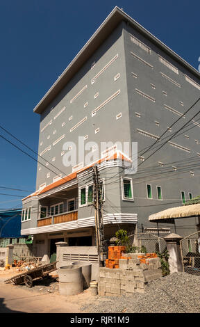 Cambodge, Preah Koh Kong, du centre-ville, à trois étages de hauteur au-dessus de l'extension à la maison pour oiseaux maison soupe de nid salanganes, Banque D'Images