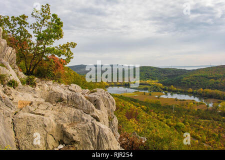 Couleurs d'automne sur l'affichage dans la zone calcaire karstique Carso du Frioul, près de Doberdo dans le nord-est de l'Italie. Lago di Doberdo Lake peut être vu dans le backg Banque D'Images