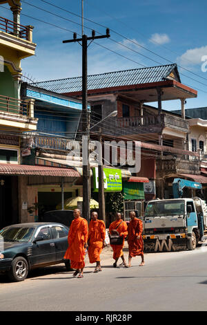 Cambodge, Preah Koh Kong, du centre-ville, route 5, des moines bouddhistes dans la collecte de l'aumône en ligne matin Banque D'Images